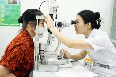 Khám, cấp thuốc miễn phí cho người cao tuổi phường Thuận Thành