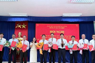 Xã Tân Hiệp công bố các quyết định về sắp xếp, kiện toàn tổ chức đảng trực thuộc