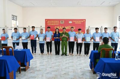 Thường trực MTTQ Việt Nam thành phố tặng quà học viên cơ sở cai nghiện