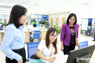 Phó Chủ tịch UBND thành phố Nguyễn Thị Hoàng kiểm tra hoạt động công vụ tại Trung tâm Phục vụ hành chính công thành phố