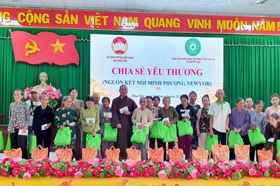 Gia Lai: Chia sẻ yêu thương với học sinh, người dân khó khăn