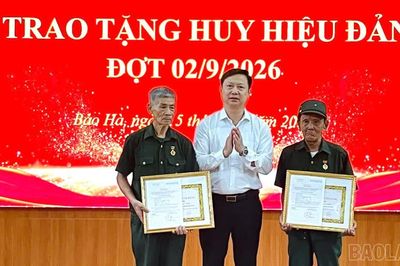 Nghĩa Đô, Bảo Hà trao Huy hiệu Đảng cho 76 đảng viên