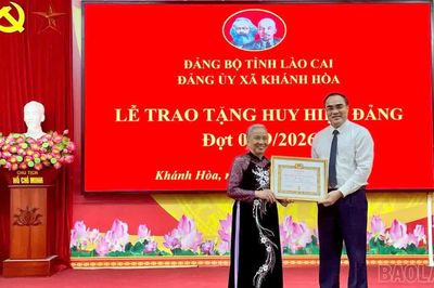 Khánh Hòa, Nghĩa Đô, Bảo Hà trao Huy hiệu Đảng cho 105 đảng viên