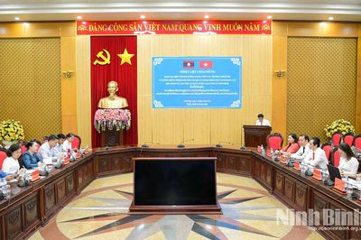 Đoàn đại biểu lớp bồi dưỡng giảng viên các trường chính trị và hành chính tỉnh dành cho cán bộ của Đảng Nhân dân Cách mạng Lào thăm và làm việc tại Ban Tuyên giáo Tỉnh ủy
