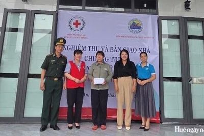 Bàn giao 'Xây nhà Chữ thập đỏ' tại phường Thuận An