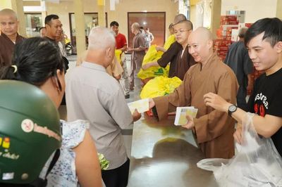 Chùa Vĩnh Nghiêm trao tặng 500 phần quà nhân Đại giới đàn Thanh Kiểm Phật lịch 2570
