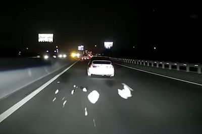 Ô tô vô tư dừng giữa đường chỉ để vứt túi rác