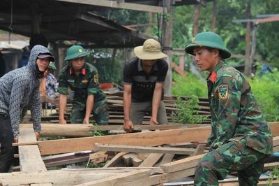 Bộ đội giúp dân di dời nhà cửa từ vùng rốn lũ sông Ba đến nơi an toàn