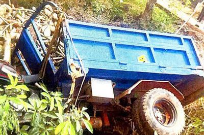 Khởi tố tài xế không có bằng lái sau vụ xe ba bánh chở củi bị lật làm chết người