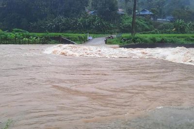 Mưa lớn gây ngập, sạt lở nhiều tuyến đường ở Thanh Hóa