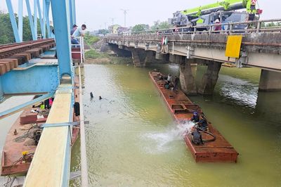 Trục vớt thành công sà lan cuối cùng mắc kẹt tại cầu Mỹ Chánh, Quảng Trị