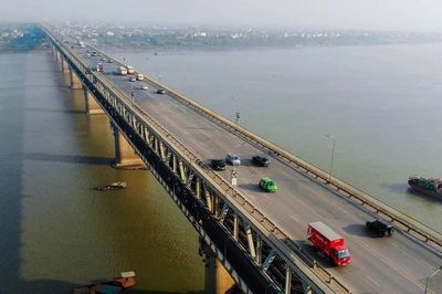 Hà Nội: Xe thu gom rác, quét đường được qua cầu Thăng Long ngoài giờ cao điểm
