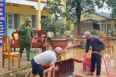 Quảng Trị: Học sinh vùng ngập lụt trở lại trường sau mưa lũ