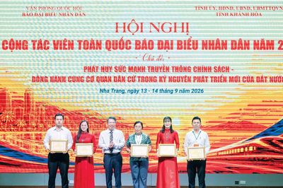 Kiến tạo không gian để giám sát, phản biện