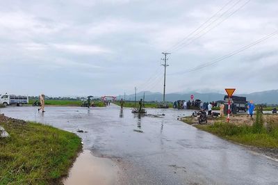 2 nam sinh tử vong trong vụ xe máy 'kẹp 3' va chạm xe tải