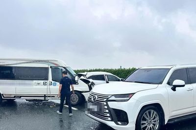 Bàn giao vụ 'xe Lexus dừng giữa cao tốc gây tai nạn' cho Công an xã