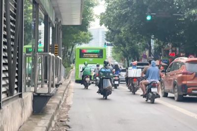 Nhiều xe được đi vào làn BRT Láng Hạ - Giảng Võ