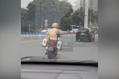 CSGT dẫn đường, hỗ trợ sản phụ đến bệnh viện