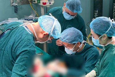 Suýt mất cả hai bàn chân vì thói quen chườm nóng khi tê bì