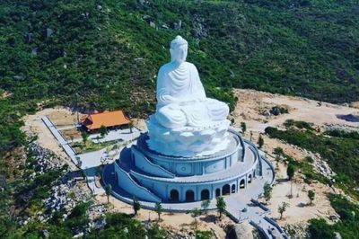 Chùa Ông Núi trên đỉnh núi Bà