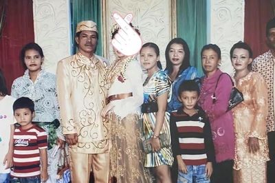 Cô bé 9 tuổi đứng cạnh chú rể trong đám cưới, không ngờ 10 năm sau họ lại thành vợ chồng