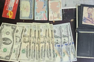 Nhặt ve chai phát hiện chiếc ví có gần 400 USD, danh tính chủ nhân được công an xác minh