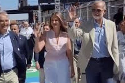 Leonor và Sofía hiếm hoi xuất hiện đời thường bên Vua Felipe VI giữa ngày hội F1