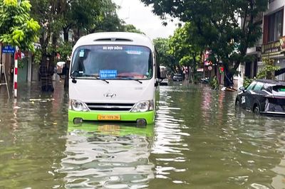 Hà Nội mưa tầm tã suốt đêm, những điểm nào đang ngập?