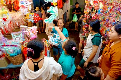 Cận Trung thu, tiểu thương phố lồng đèn ở TP.HCM vẫn 'ngóng' khách mua