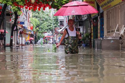 Mưa suốt đêm, nhiều tuyến phố Hà Nội ngập úng, giao thông ùn tắc