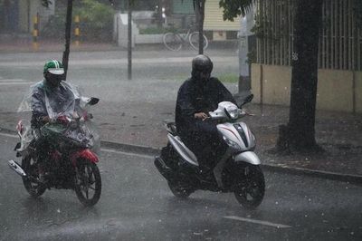 Tôi bị kéo lê trên đường, suýt mất mạng vì 'ma tốc độ' phóng xe khi mưa to