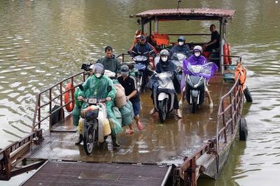 Đò ngang dừng chạy, hàng nghìn người Bắc Ninh chật vật tìm đường đi làm mỗi sáng