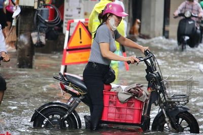Hà Nội: Mưa lớn 2 ngày liên tiếp, phố Triều Khúc hóa 'sông' người dân bì bõm lội nước giờ cao điểm