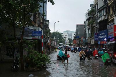Mưa lớn đúng giờ đi làm, người Hà Nội chật vật di chuyển trên phố