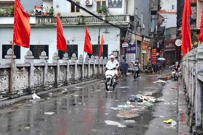 Hà Nội: Nhiều điểm ngập sâu, rác thải lênh láng trên đường