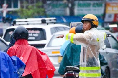 Mưa lớn kéo dài ở Hà Nội, người dân lưu ý những điều này khi ra đường