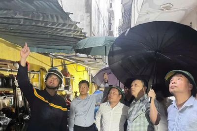 Chủ tịch UBND TP Hà Nội đến hiện trường vụ cháy tại Thụy Khuê để chỉ đạo xử lý