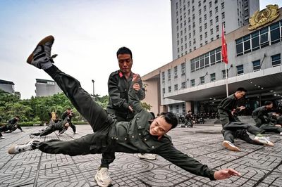 Bản lĩnh thép dưới cơn mưa lớn của Cảnh sát cơ động dự bị chiến đấu Công an Hà Nội
