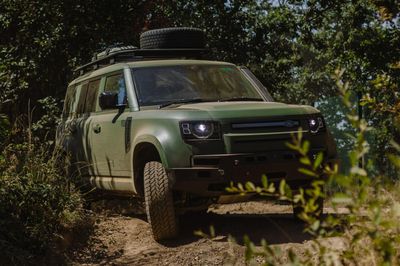 Land Rover Defender có thêm phiên bản quân sự