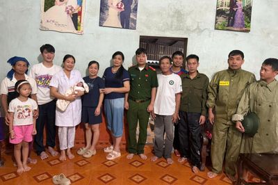 Công an xã, nhân viên y tế đến nhà giúp sản phụ vùng lũ sinh con
