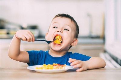 Trứng gà hay trứng vịt tốt hơn cho trẻ?