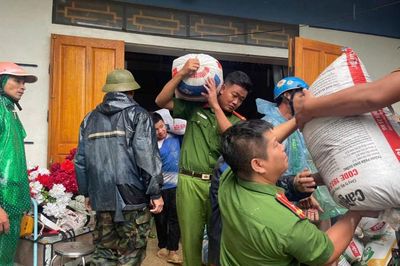 Phú Thọ: Công an hỗ trợ người dân di chuyển tài sản khỏi khu vực sạt lở