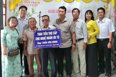 An Giang: Xã Vĩnh Trạch trao trợ cấp cho Nghệ nhân Ưu tú Trần Văn Hùng