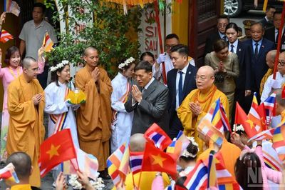 [Ảnh] Nhà vua Vương quốc Thái Lan Maha Vajiralongkorn Phra Vajiraklaochaoyuhua và Hoàng hậu dự Lễ cầu an tại chùa Quán Sứ