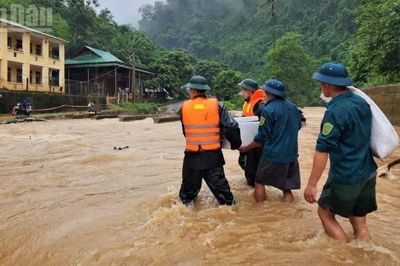 Bộ đội Biên phòng tỉnh Nghệ An hỗ trợ người dân ứng phó mưa lũ