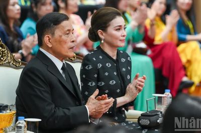 [Ảnh] Nhà vua Vương quốc Thái Lan Maha Vajiralongkorn Phra Vajiraklaochaoyuhua và Hoàng hậu gặp gỡ giảng viên, sinh viên Trường đại học Hà Nội
