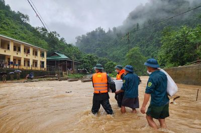 Bộ đội Biên phòng tỉnh Nghệ An phối hợp bảo đảm an toàn tại các điểm ngập lụt
