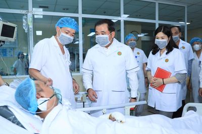 Bí thư Thành ủy Hà Nội thăm hỏi, động viên các nạn nhân vụ cháy tại phường Tây Hồ