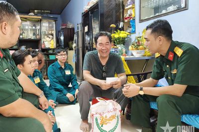 Lực lượng vũ trang phường Bến Thành: Ấm áp nghĩa tình từ mô hình 'Hạt gạo tri ân'