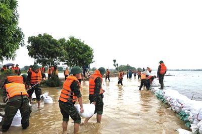 Hàng trăm cán bộ, chiến sĩ Lữ đoàn Xe tăng 201 giúp nhân dân phòng, chống lụt bão